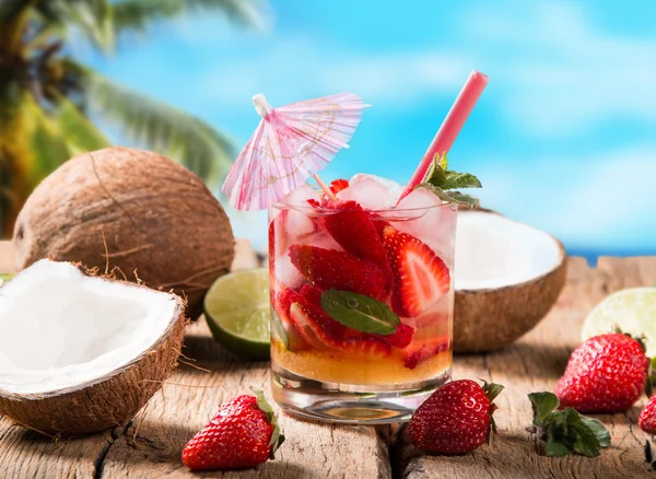 Bebida de verão, mojito de morango — Fotografia de Stock