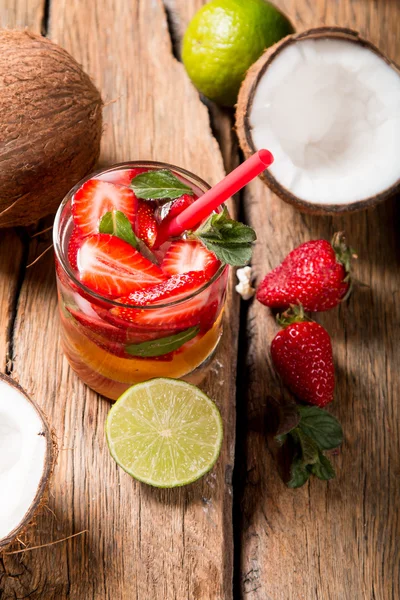 Bebida de mojito fresca e frutas — Fotografia de Stock