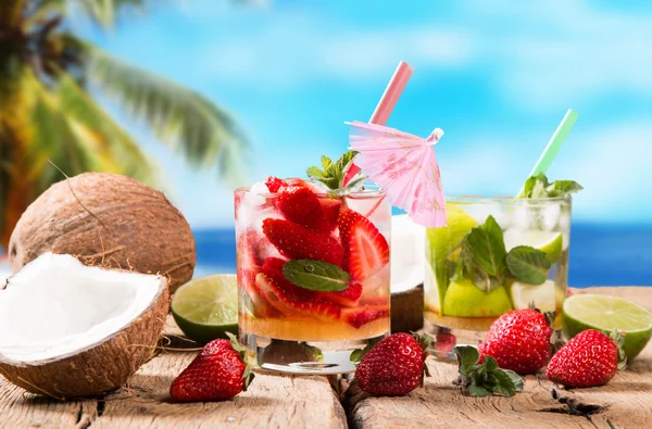 Bebida de verano, mojito de fresa — Foto de Stock