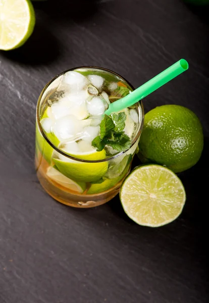 Čerstvé mojito drink a ovoce — Stock fotografie