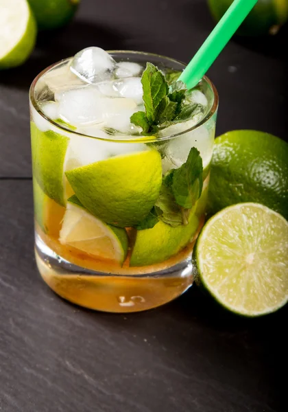 Frischer Mojito-Drink und Obst — Stockfoto