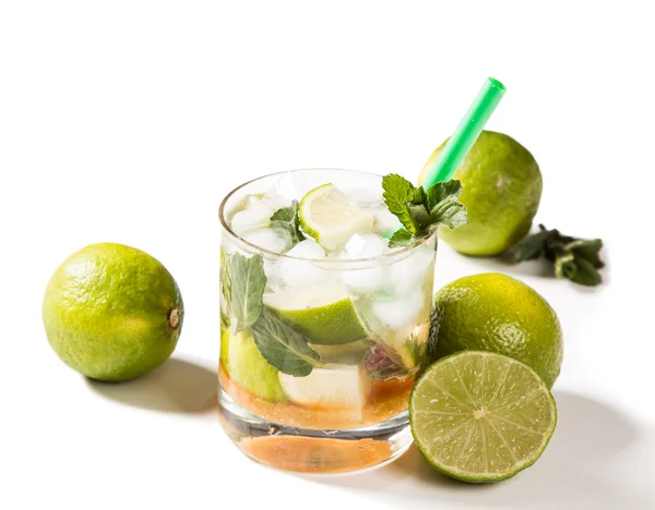 Bebida fresca de mojito y fruta — Foto de Stock