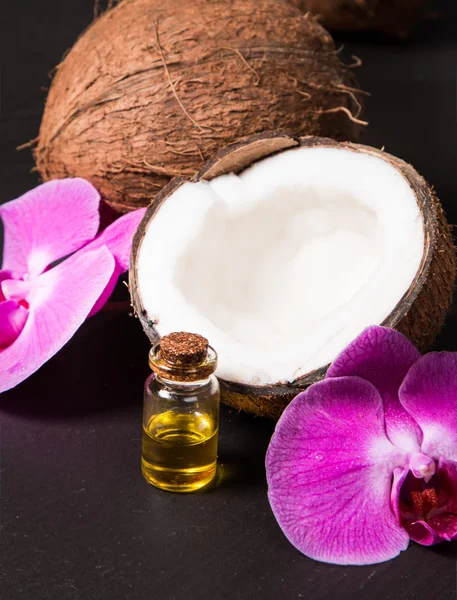 Aceite de coco sobre negro — Foto de Stock