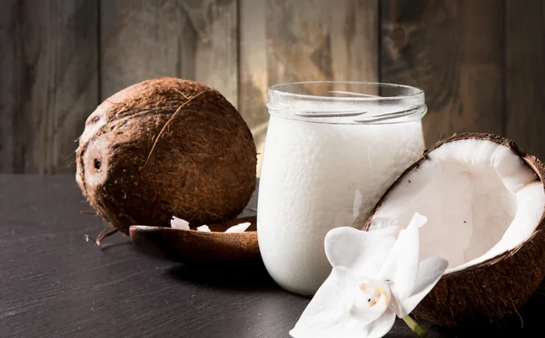 Aceite de coco sobre negro — Foto de Stock