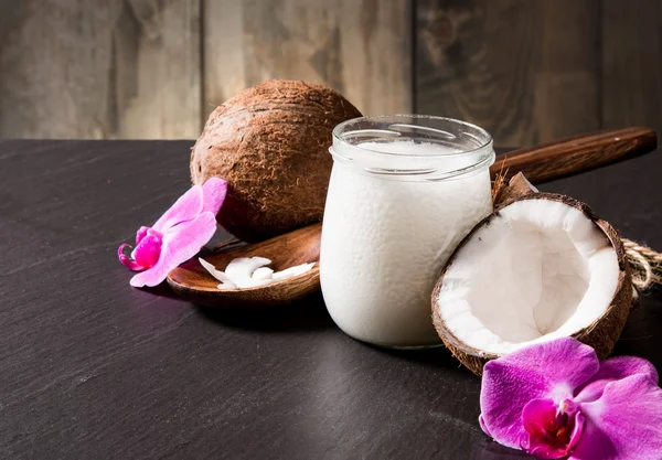 Aceite de coco sobre negro — Foto de Stock