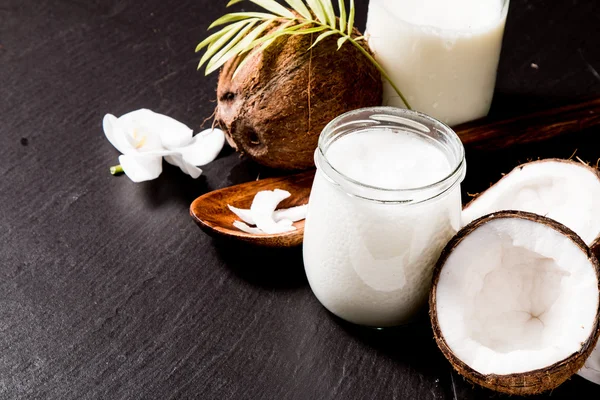 Aceite de coco sobre negro — Foto de Stock