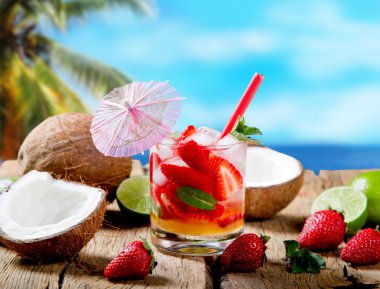 Mojito içki ahşap üzerine