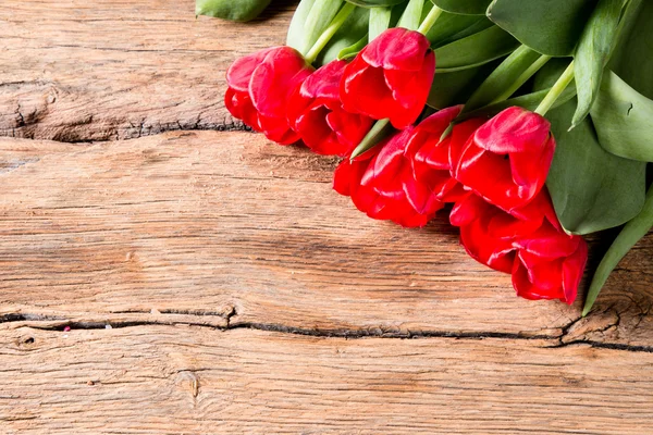 Tulpen auf Holzgrund — Stockfoto