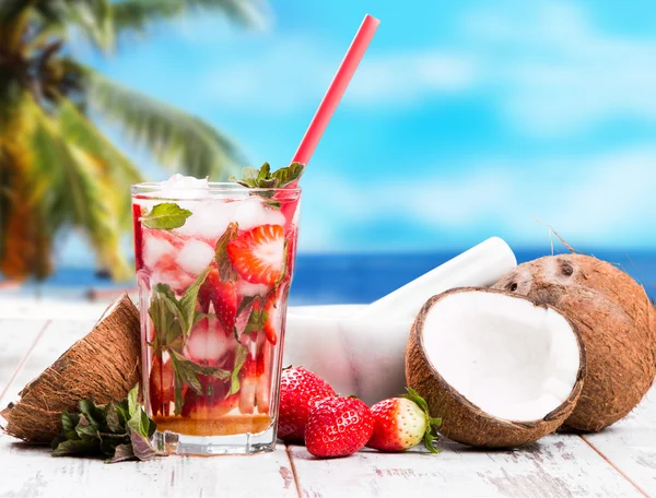 Mojito drinken op hout — Stockfoto