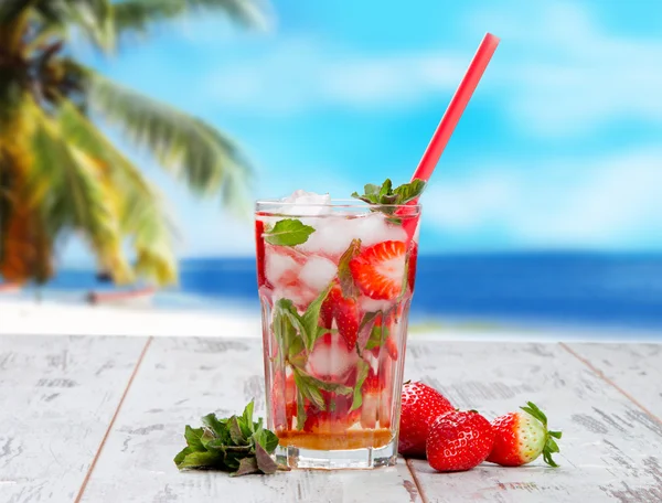 Mojito drinken op hout — Stockfoto