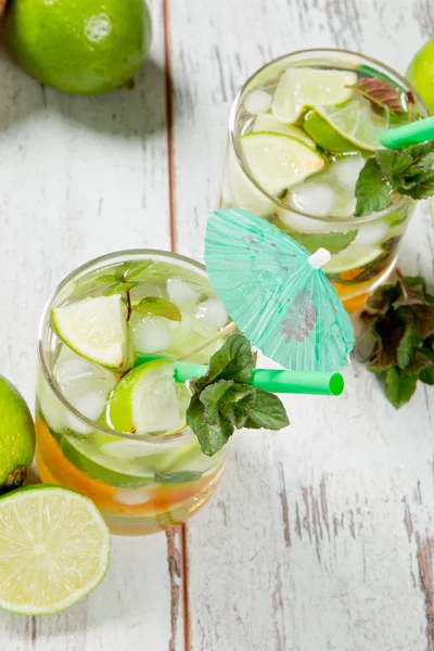 Mojito drinken op hout — Stockfoto