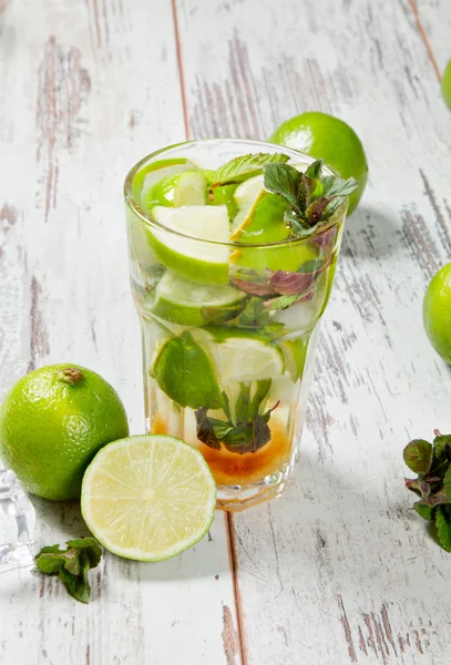 Bebida mojito sobre madera — Foto de Stock