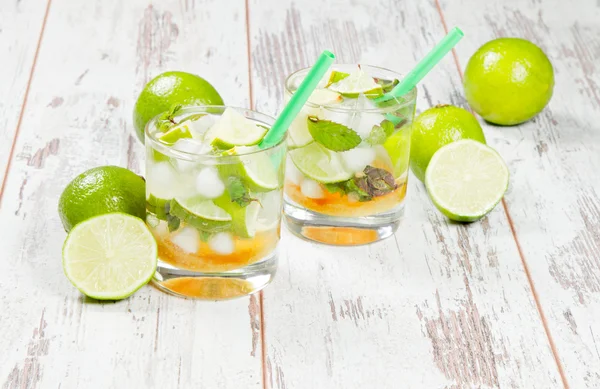 Drink Mojito na dřevo — Stock fotografie