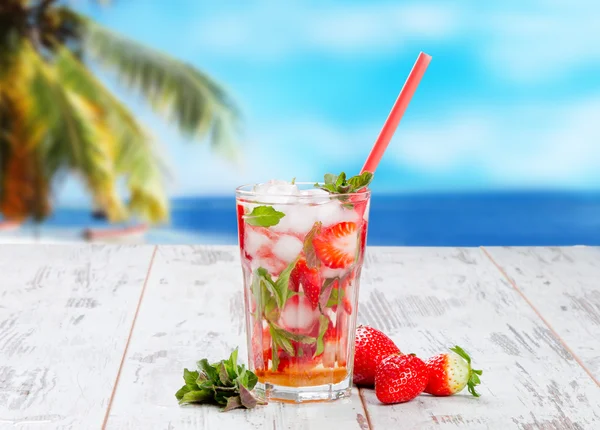 Drink Mojito na dřevo — Stock fotografie