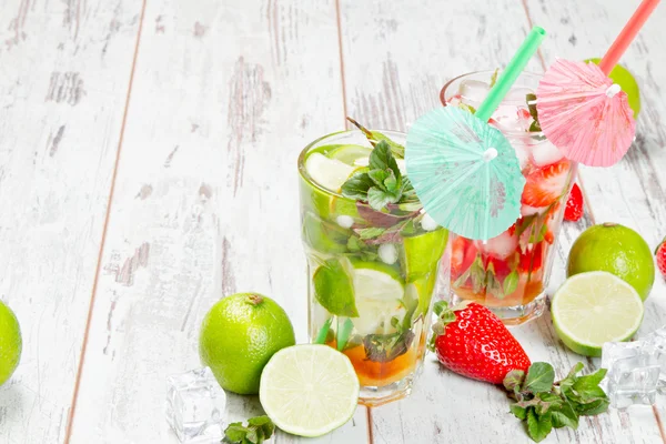 Mojito drinken op hout — Stockfoto