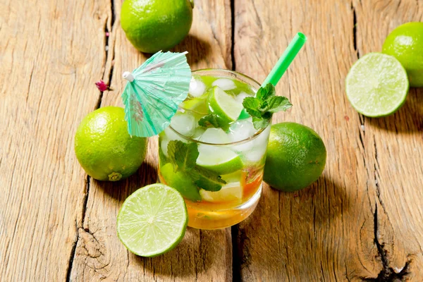 Bebida mojito sobre madera — Foto de Stock