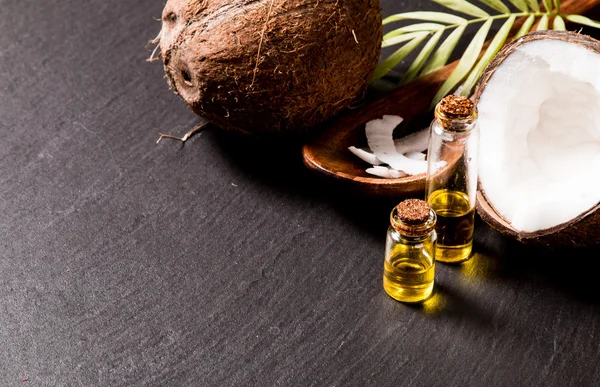 Aceite de coco y coco fresco — Foto de Stock