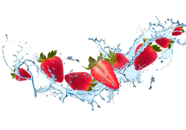 Färska jordgubbar i vatten — Stockfoto