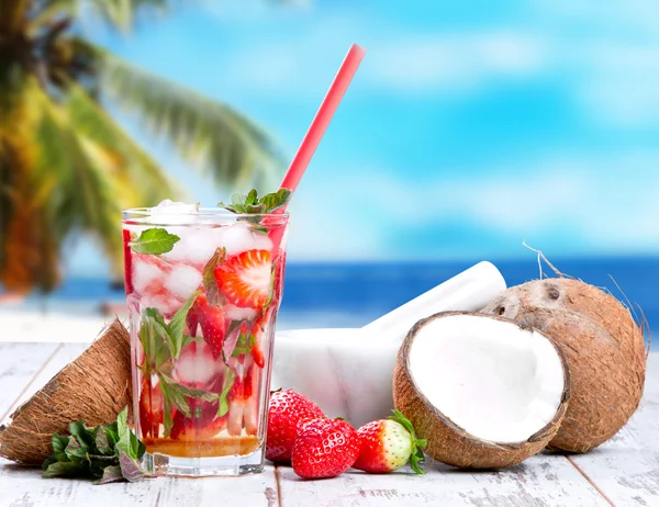 Fresh mojito drink and fruit — Stock Photo, Image