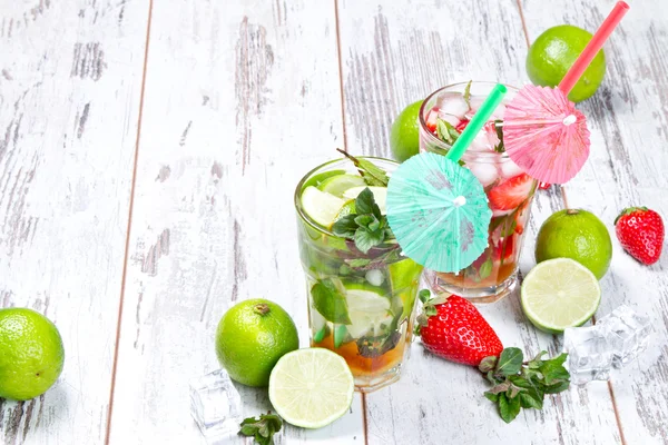 Bebida de mojito fresca e frutas — Fotografia de Stock