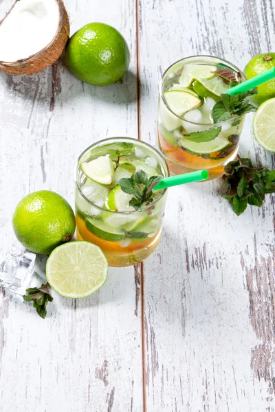 Bebida fresca de mojito y fruta —  Fotos de Stock