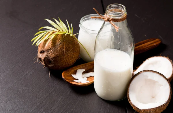 Aceite de coco y coco fresco — Foto de Stock