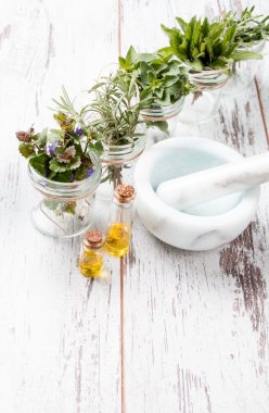 ahşap zemin üzerinde otlar