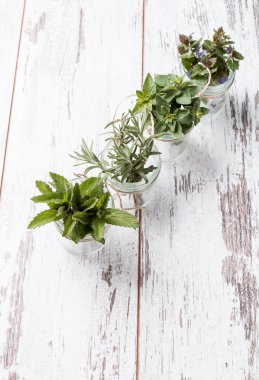 Ahşap üzerine taze otlar