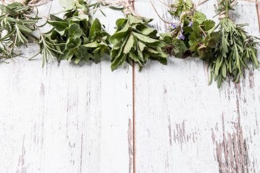 Ahşap üzerine taze otlar