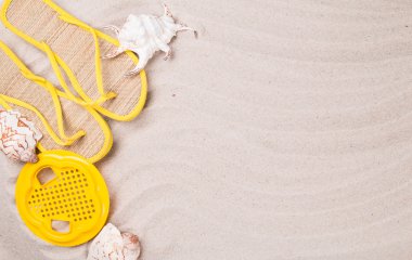 Yaz konsepti, parmak arası terlik, yaz sahilde yaz aksesuarları