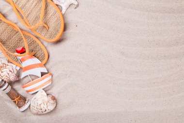 Yaz konsepti, parmak arası terlik, yaz sahilde yaz aksesuarları