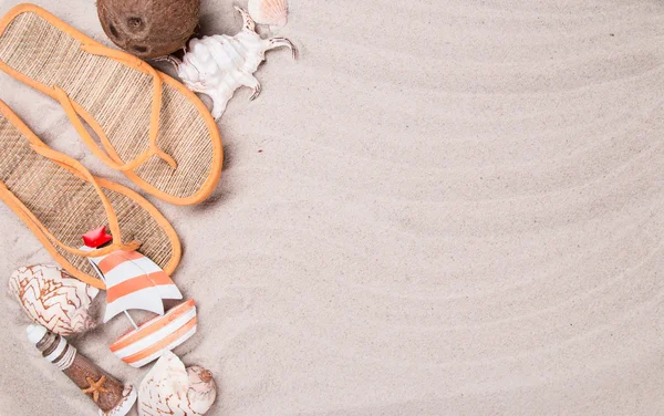 Yaz konsepti, parmak arası terlik, yaz sahilde yaz aksesuarları