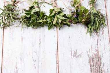 Ahşap üzerine taze otlar