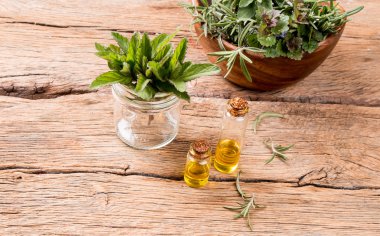 Ahşap üzerine taze otlar