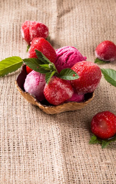 Sundae strawberry, ice cream — Stock Photo, Image