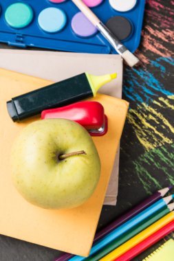 Okul malzemeleri siyah