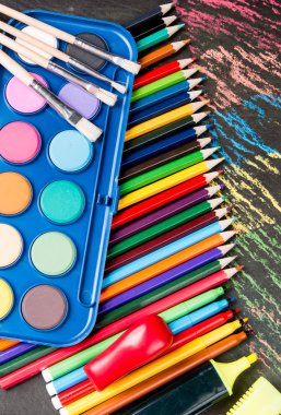 Okul malzemeleri siyah