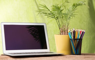 okul malzemeleri ahşap üzerine