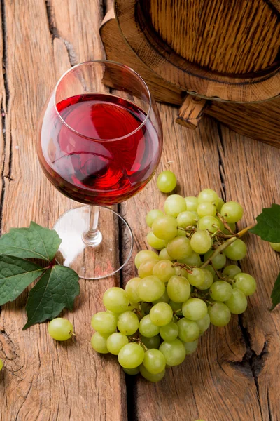 Şarap, gözlük ve dekorasyon