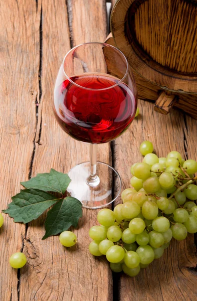 Bicchieri di vino e decorazione — Foto Stock