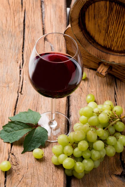 Bicchieri di vino e decorazione — Foto Stock