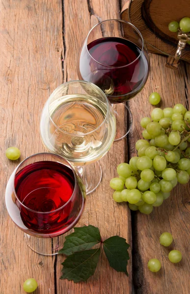 Bicchieri di vino e decorazione — Foto Stock