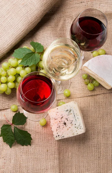 Bicchieri di vino e decorazione — Foto Stock