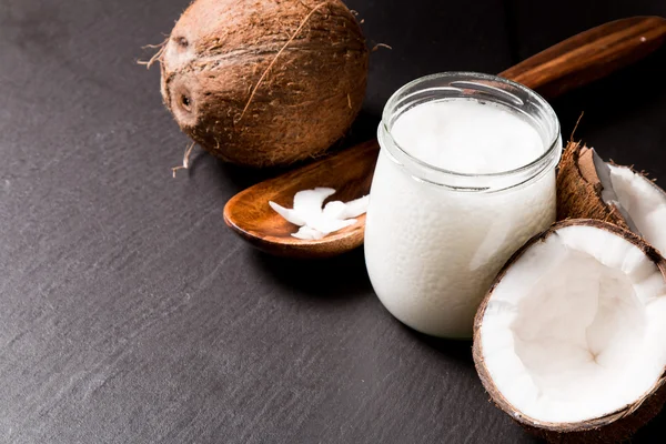 Aceite de coco y coco fresco — Foto de Stock