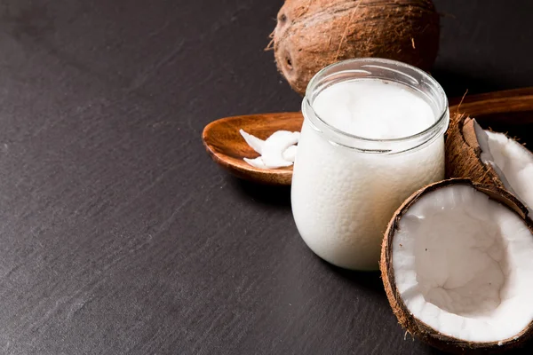 Aceite de coco y coco fresco — Foto de Stock