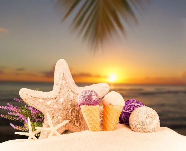 Helado con playa tropical — Foto de Stock