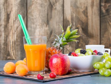 taze sıkılmış meyve suları