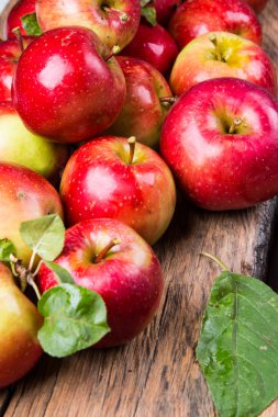 Tahta masada taze meyveler.