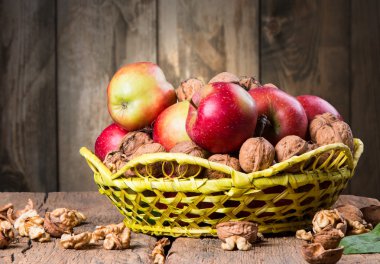 Tahta masada taze meyveler.