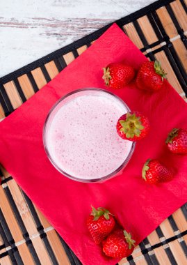 Taze süt, çilek